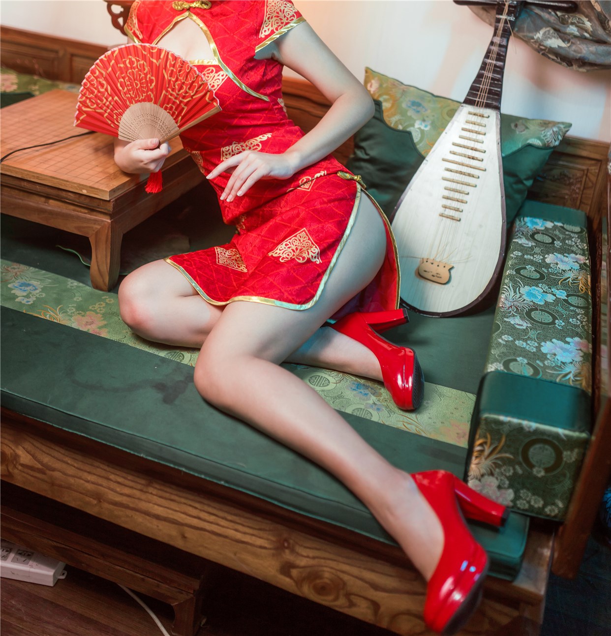 Rabbit playing with sister Ying and red cheongsam(11)